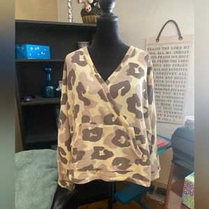 ANYBODY Leopard Print Pullover size XL 💛💛🌻